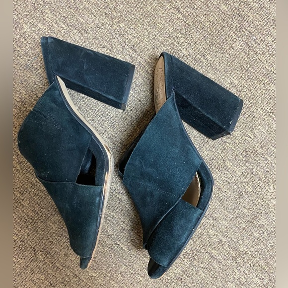 Black Vincent Camuto Saude Sandles - Picture 3 of 6